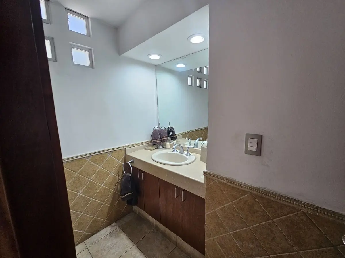 Vista Hermosa Casa Amplia y Remodelada en Venta — foto 5