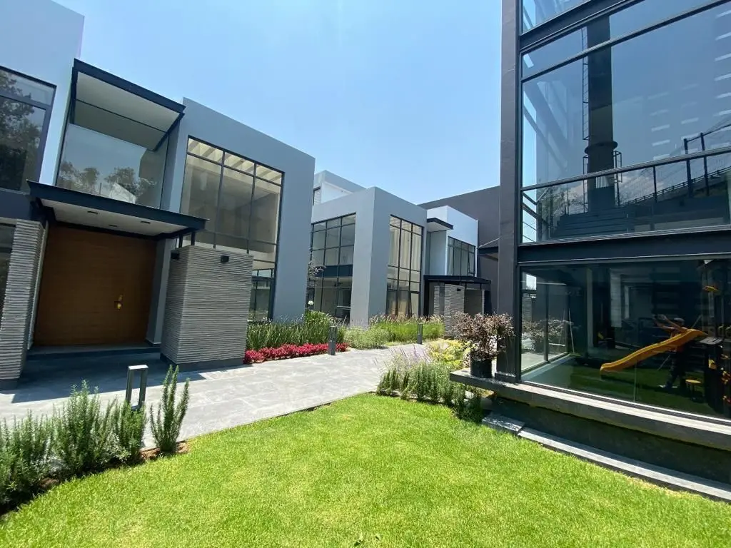 Jardines del Pedregal Residencia en condominio con Casa Club