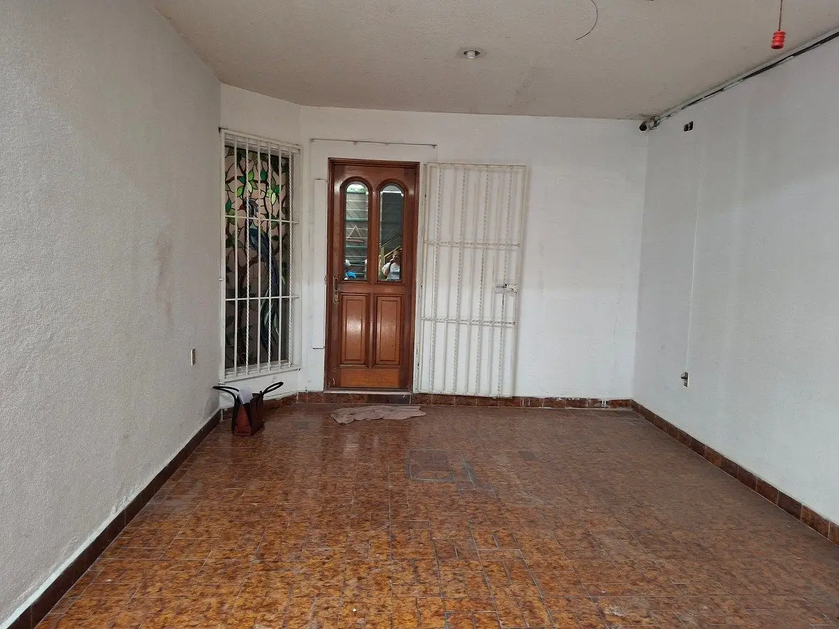 Residencia con amplios espacios y extraordinario potencial de renovación — foto 4
