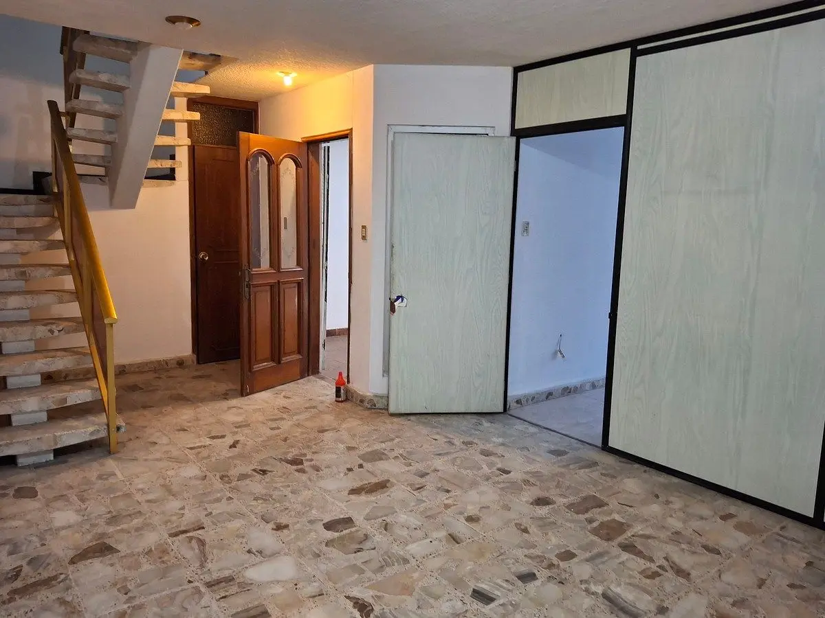Residencia con amplios espacios y extraordinario potencial de renovación — foto 5