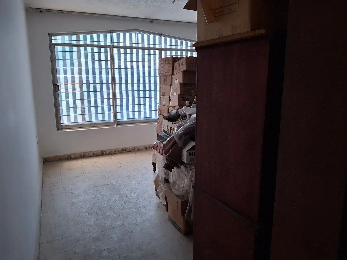 Residencia con amplios espacios y extraordinario potencial de renovación — foto 6