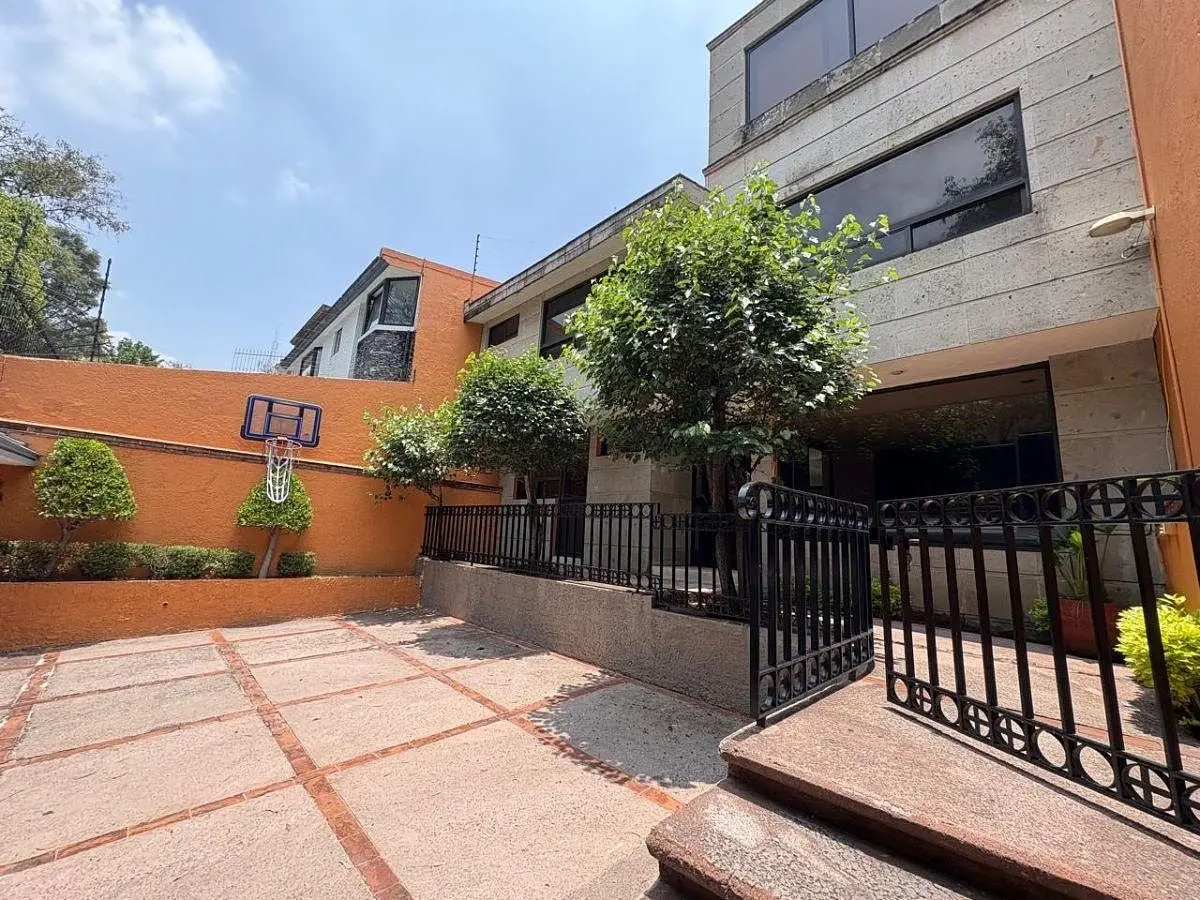 Propiedad Exclusiva con Súper Ubicación con Amplios Espacios y Excelente Distrib