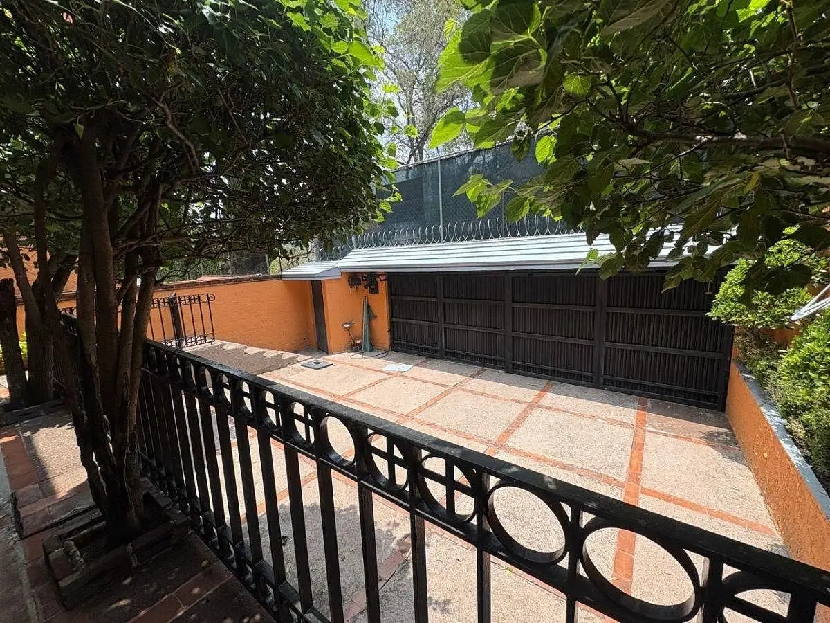 Propiedad Exclusiva con Súper Ubicación con Amplios Espacios y Excelente Distrib — foto 2