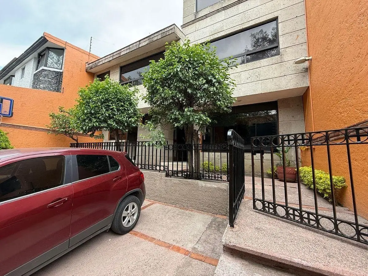 Propiedad Exclusiva con Súper Ubicación con Amplios Espacios y Excelente Distrib — foto 3