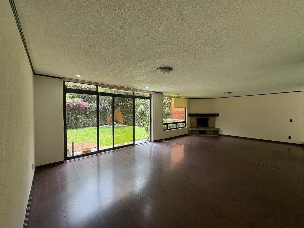 Propiedad Exclusiva con Súper Ubicación con Amplios Espacios y Excelente Distrib — foto 4