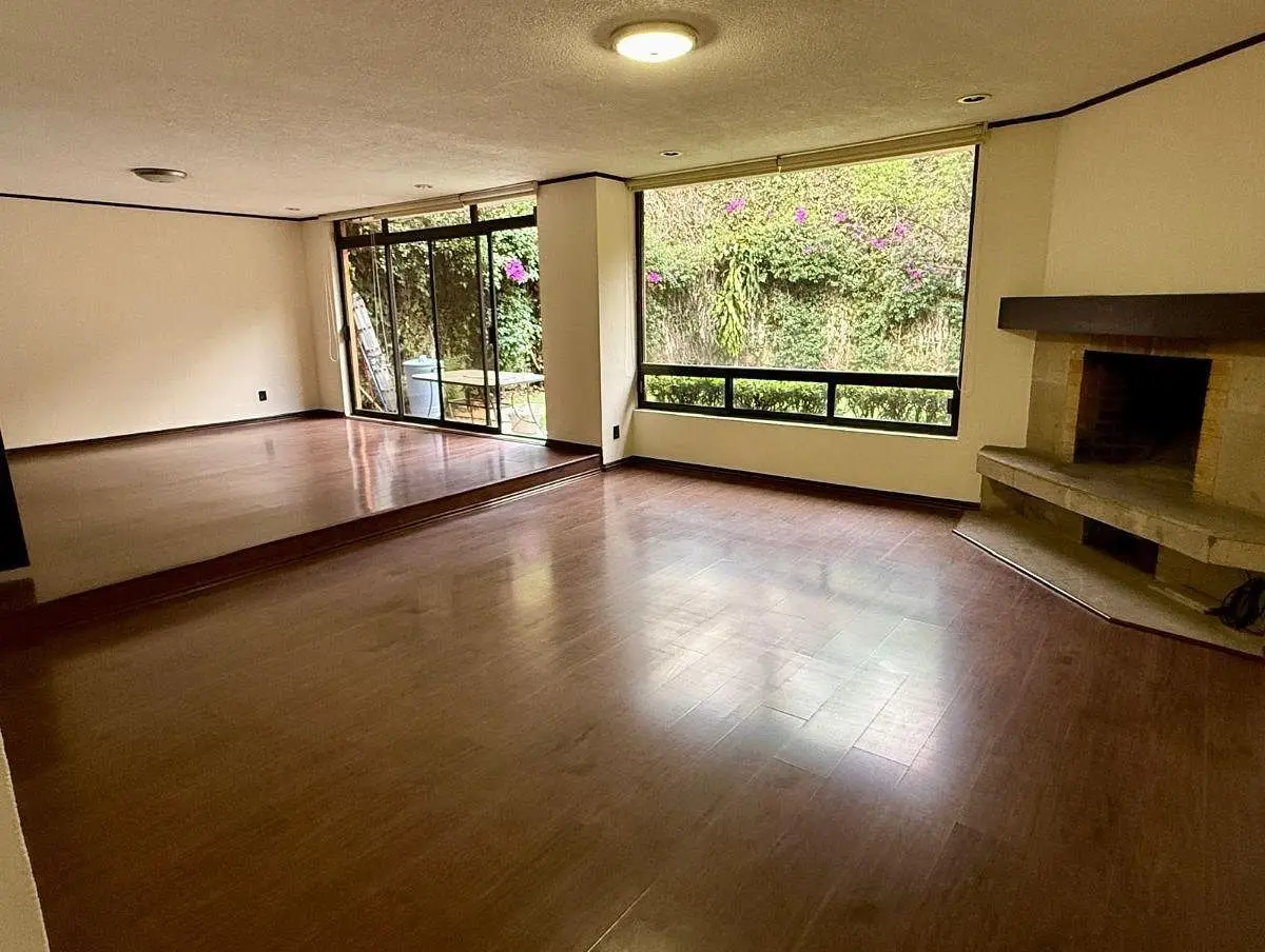 Propiedad Exclusiva con Súper Ubicación con Amplios Espacios y Excelente Distrib — foto 6