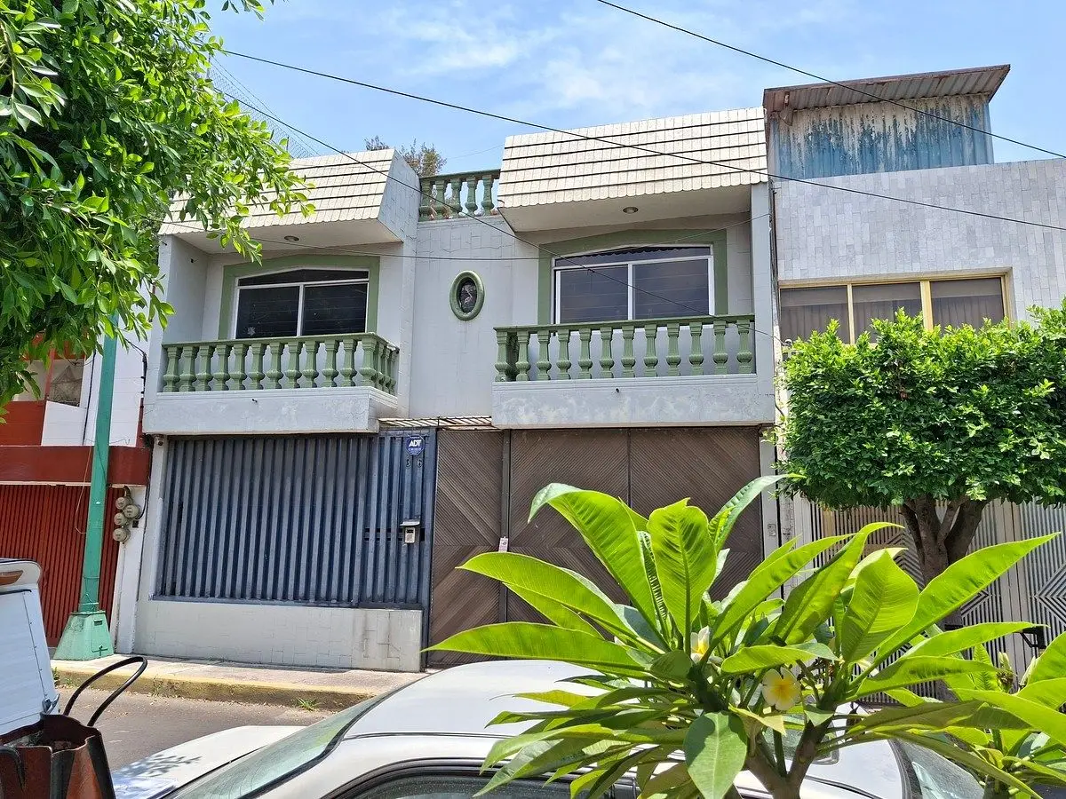 Casa con gran potencial para actualizar en excelente lugar