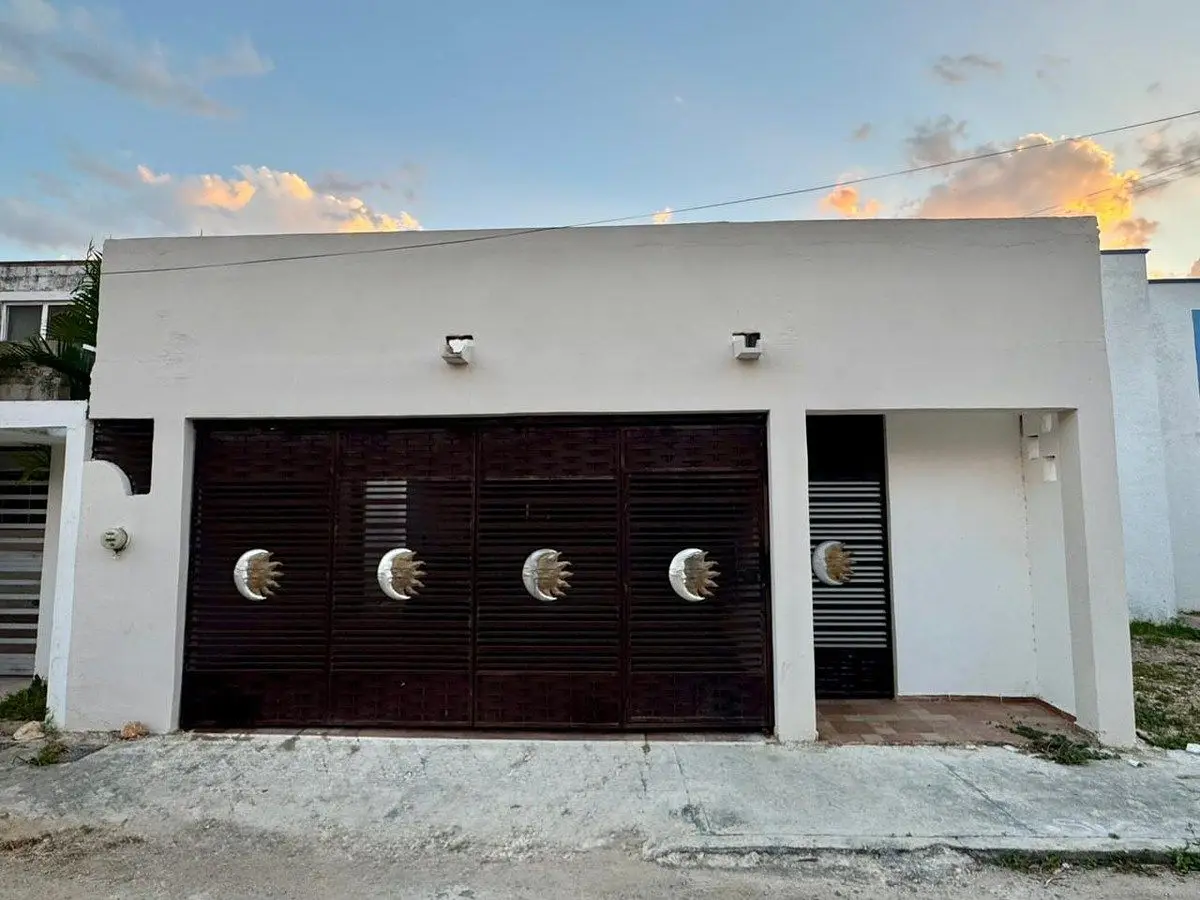 Casa en Venta de 2 plantas con garage en la Zona Plaza las Americas