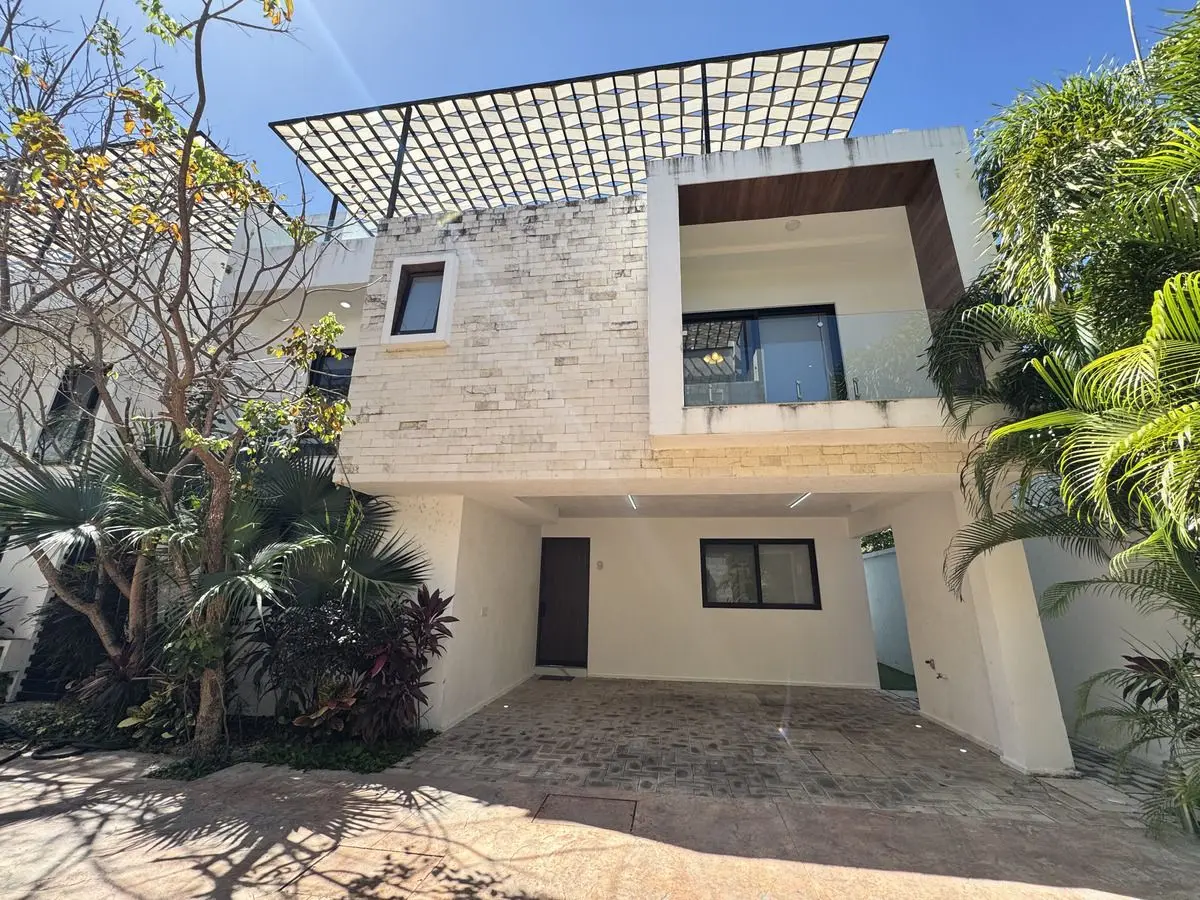 Casa en renta en Merida, Temozon Norte y con diseño moderno. ¡3 PISOS!