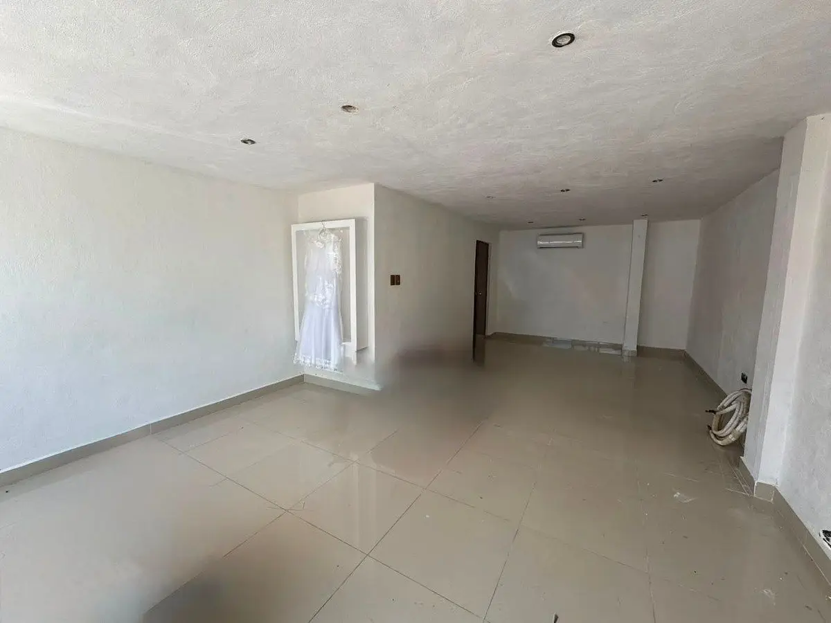 Oportunidad Única de Inversión sobre Av. Cámara de Comercio Casa y Locales — foto 4