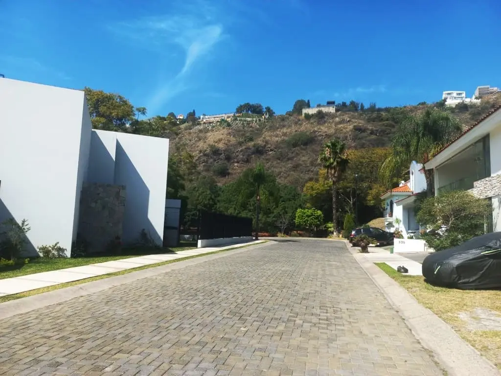 TERRENO SAN JOSE DEL TAJO Coto lll ( el mejor ) Excelente Orientación y Ubicación junto al Bosque ( Parque Natural Privado ) 314 m2 ( único terreno chico en venta ) Agradable Casa Club Acceso y vigilancia 24 hrs. — foto 4