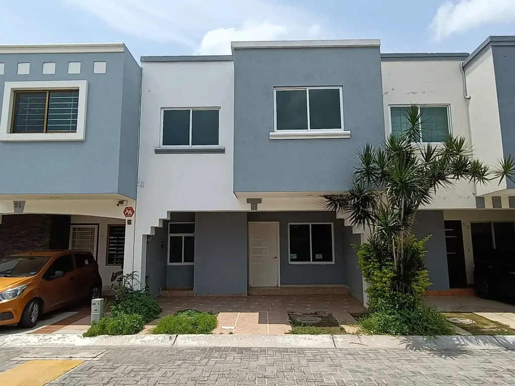 Casa En Venta En El Fraccionamiento Lago Real, Zapopan.