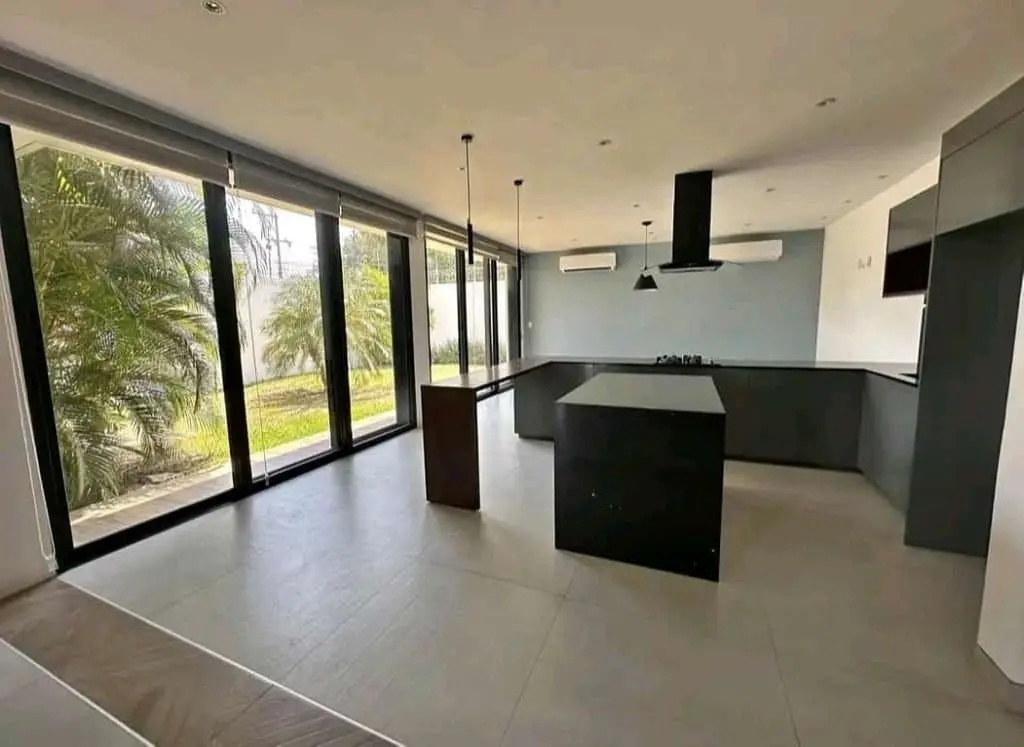 Casa Residencial con Paneles Solares, en Privada, 3 Hab+ Estudio (Venta o Renta)