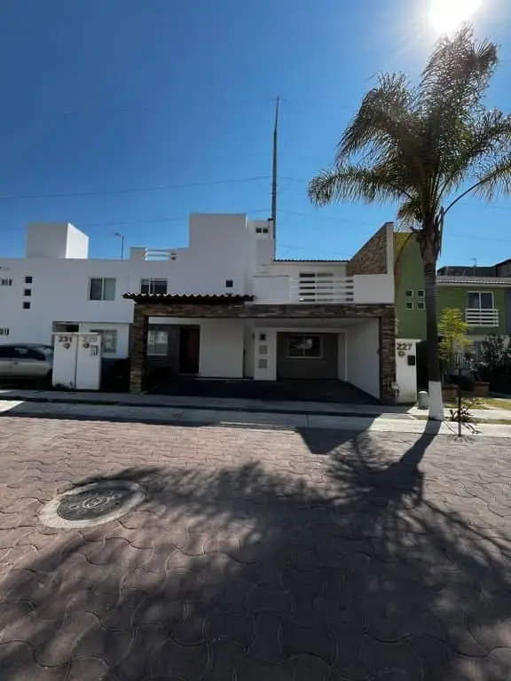 El Espacio que tu Familia Merece | 5 Recámaras en Villas Palmira/ a un costado de zona Campanario. Servicios cercanos a 5 minutos de Bernardo Quintana