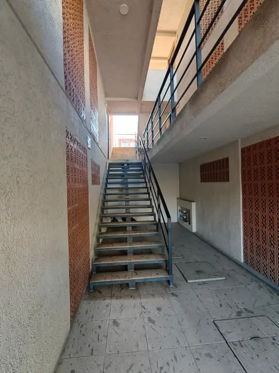 Departamento 1er piso Zona central nueva con hermosos jardines — foto 2