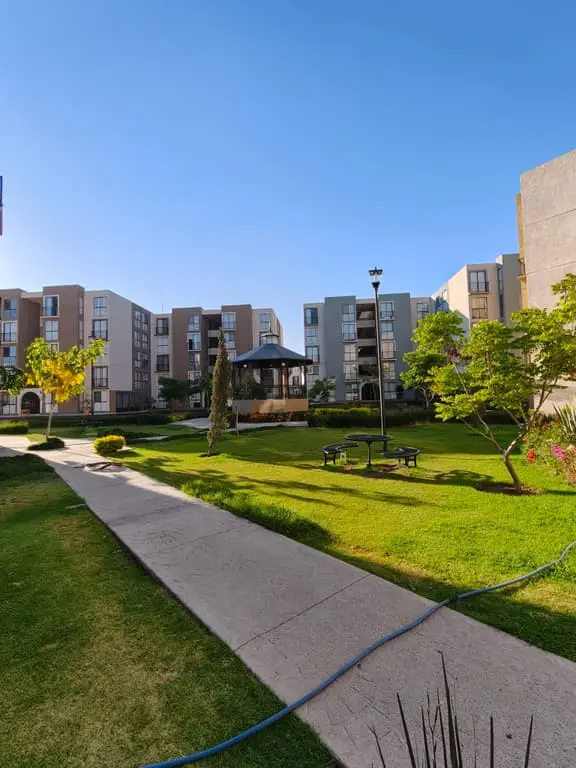 Departamento 1er piso Zona central nueva con hermosos jardines — foto 12