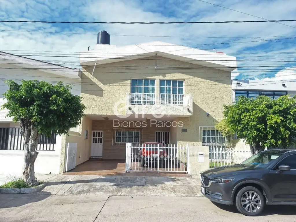 Casa en venta en Prados Providencia, Guadalajara | 3 pisos, 6 habitaciones y terraza con jardín
