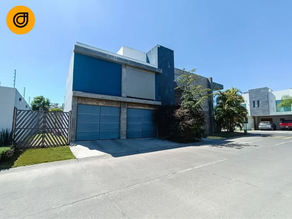 Increíble casa en venta dentro de condominio Villa Verona en Zapopan, Jalisco.