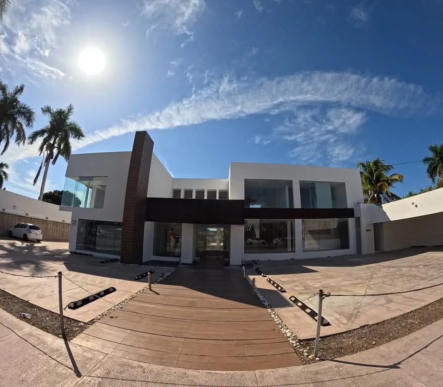 Renta de Oficina Ideal para empresas en Villas la Hacienda de 1,345 m2