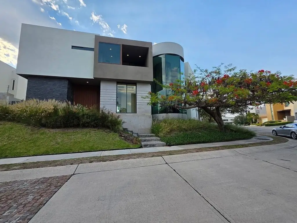 Residencia de Lujo en Esquina Frente a Parque en Venta en Puerta Plata