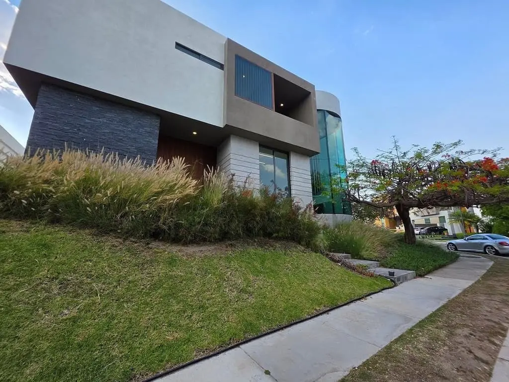Residencia de Lujo en Esquina Frente a Parque en Venta en Puerta Plata — foto 2