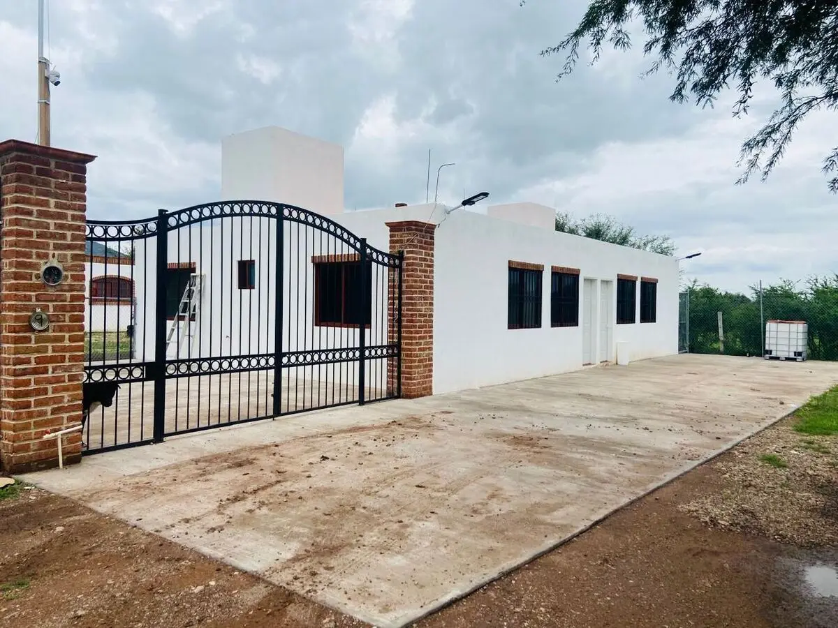 Hermosa propiedad con gran terreno, casa de un piso y tres departamentos