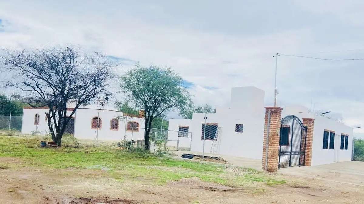 Hermosa propiedad con gran terreno, casa de un piso y tres departamentos — foto 4