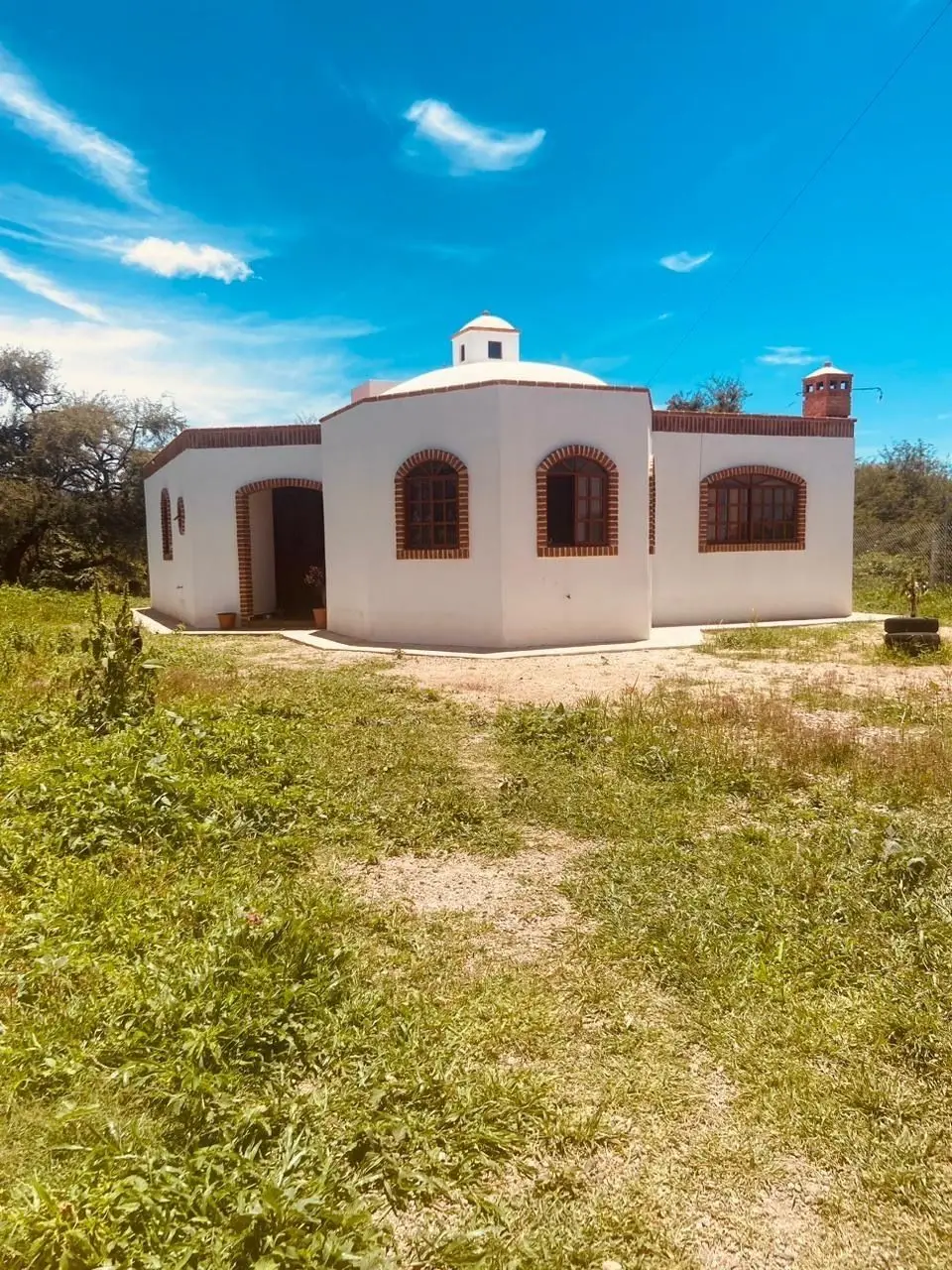 Hermosa propiedad con gran terreno, casa de un piso y tres departamentos — foto 5