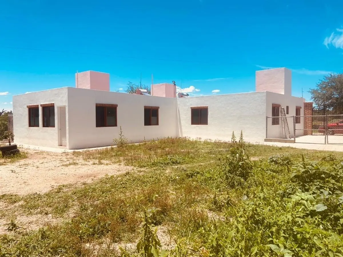 Hermosa propiedad con gran terreno, casa de un piso y tres departamentos — foto 6