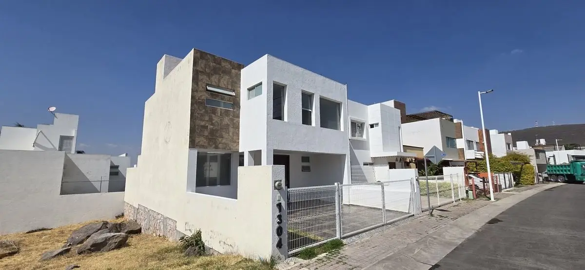 Preciosa casa (Cada recamara con baño. )