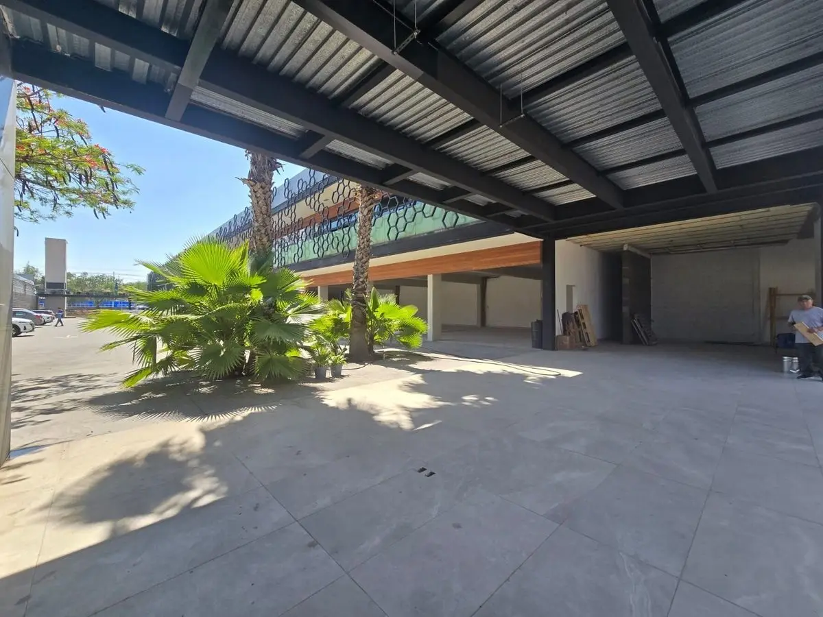 Locales de 55m2 en Plaza Comercial sobre Avenida