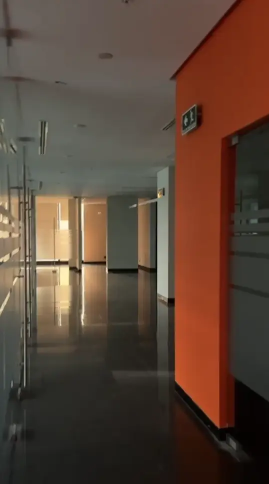 Oficina en renta con acabados de lujo en plaza comercial San Pedro Garza García — foto 3