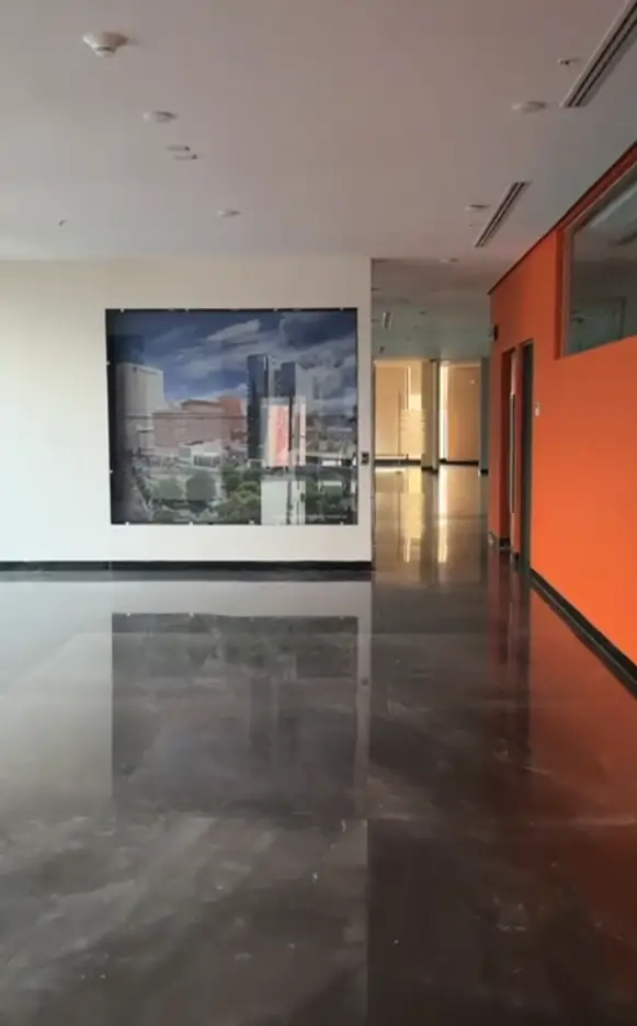 Oficina en renta con acabados de lujo en plaza comercial San Pedro Garza García — foto 4
