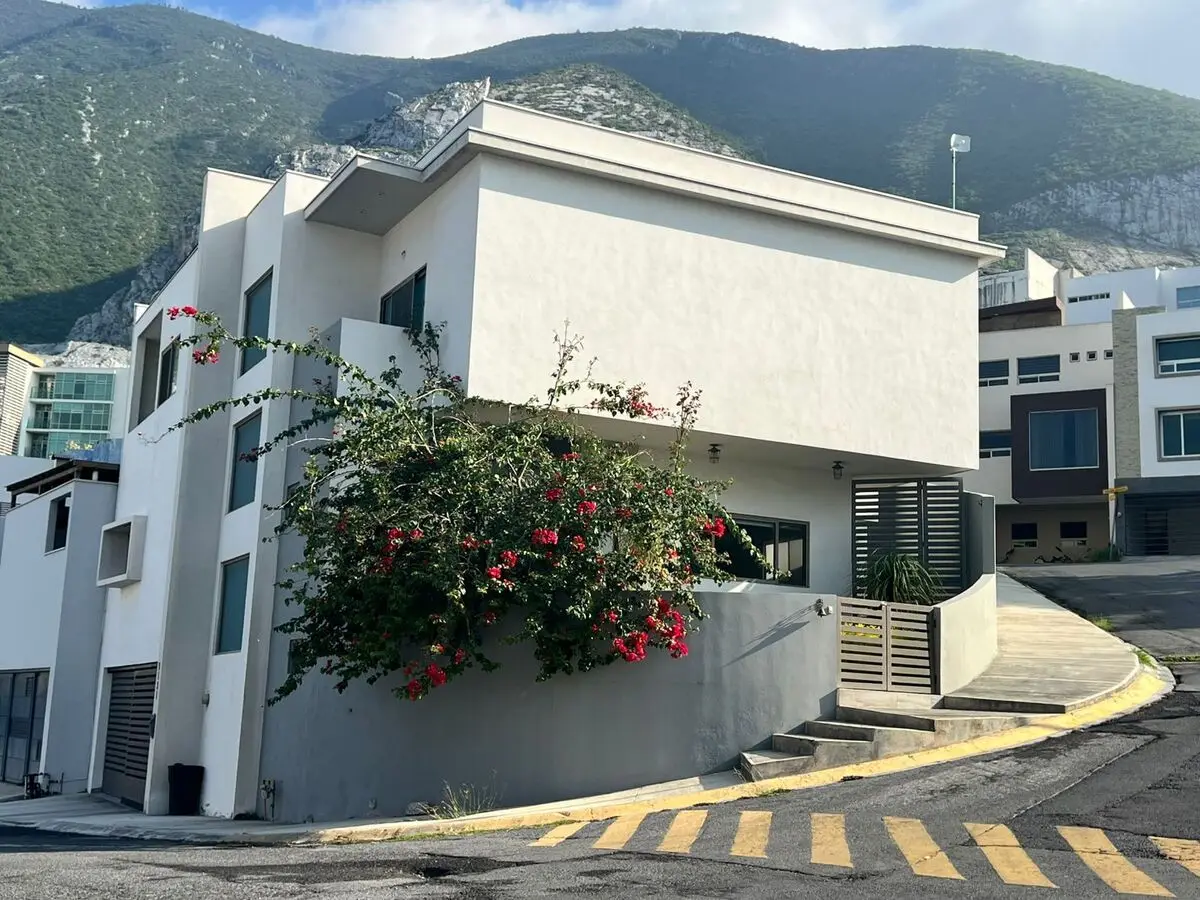 Casa VENTA esq. frente a parque carca a San Pedro Col. Colinas del Valle Mty — foto 3