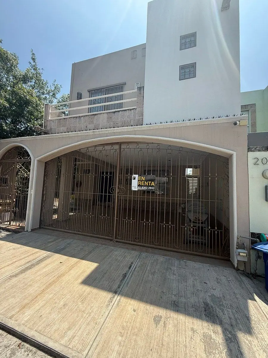 Casa en Renta con terreno excedente Priv puerta Anáhuac Escobedo