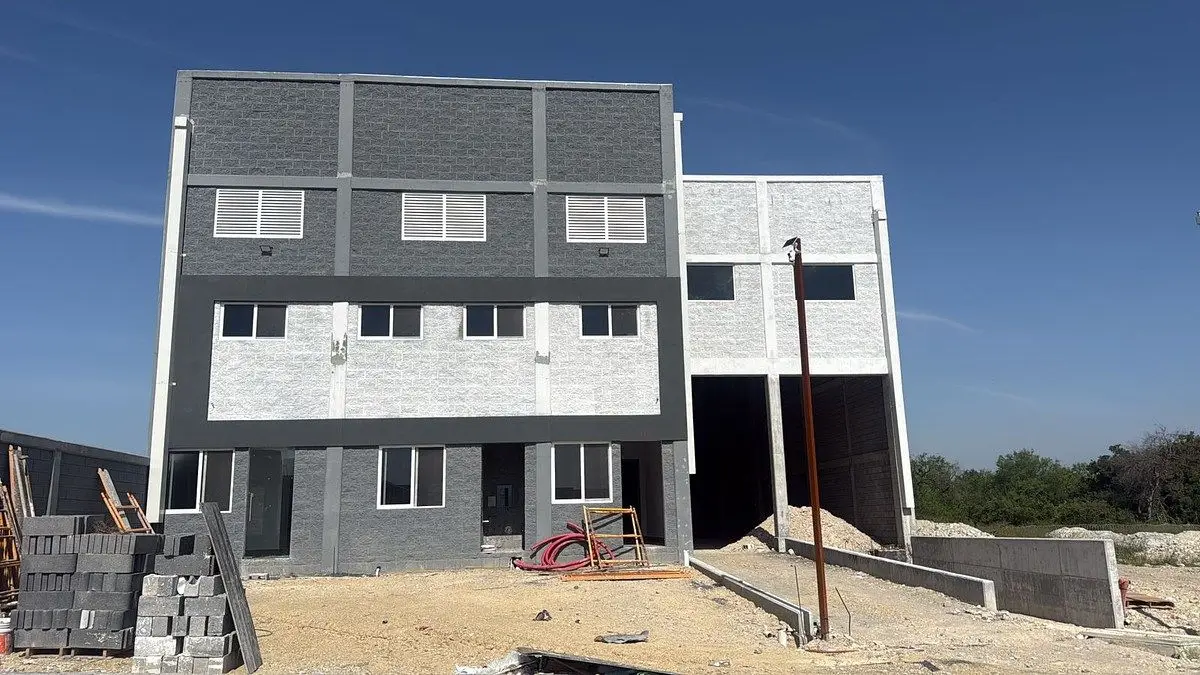 Bodega nave industrial en RENTA con oficinas EKKOS Park Apodaca