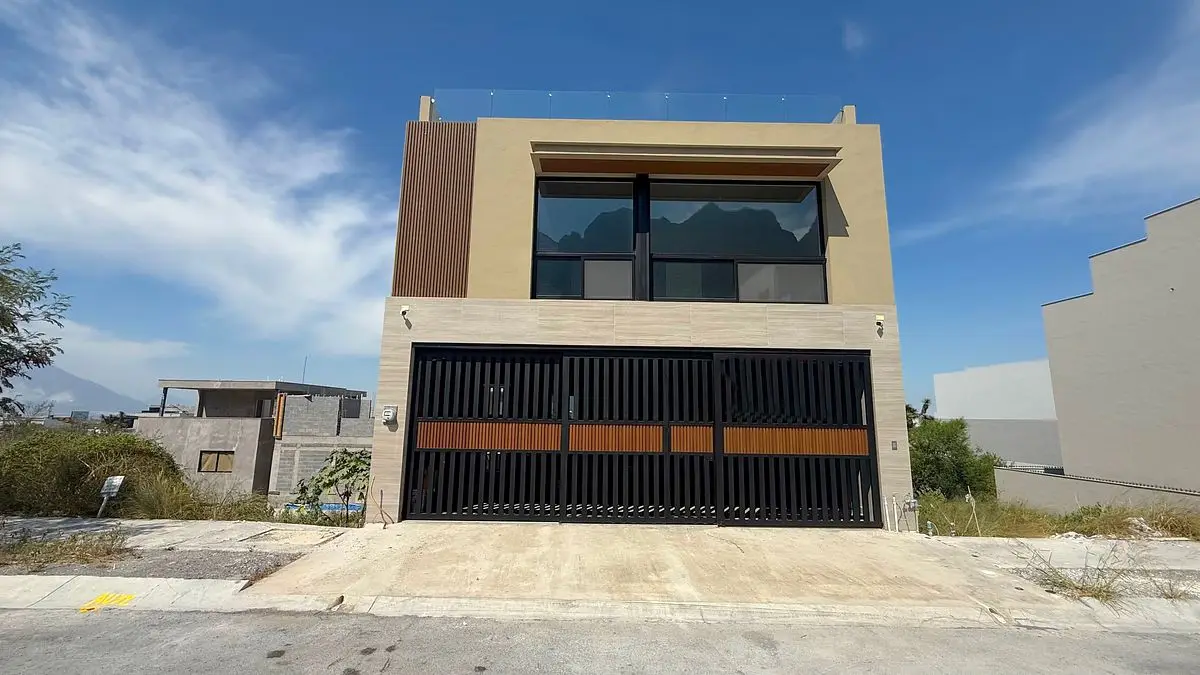 Casa en VENTA o RENTA a estrenar zona Cumbres arriba de Av Leonoes Monterrey