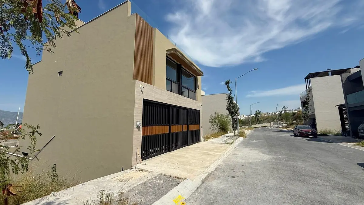 Casa en VENTA o RENTA a estrenar zona Cumbres arriba de Av Leonoes Monterrey — foto 3
