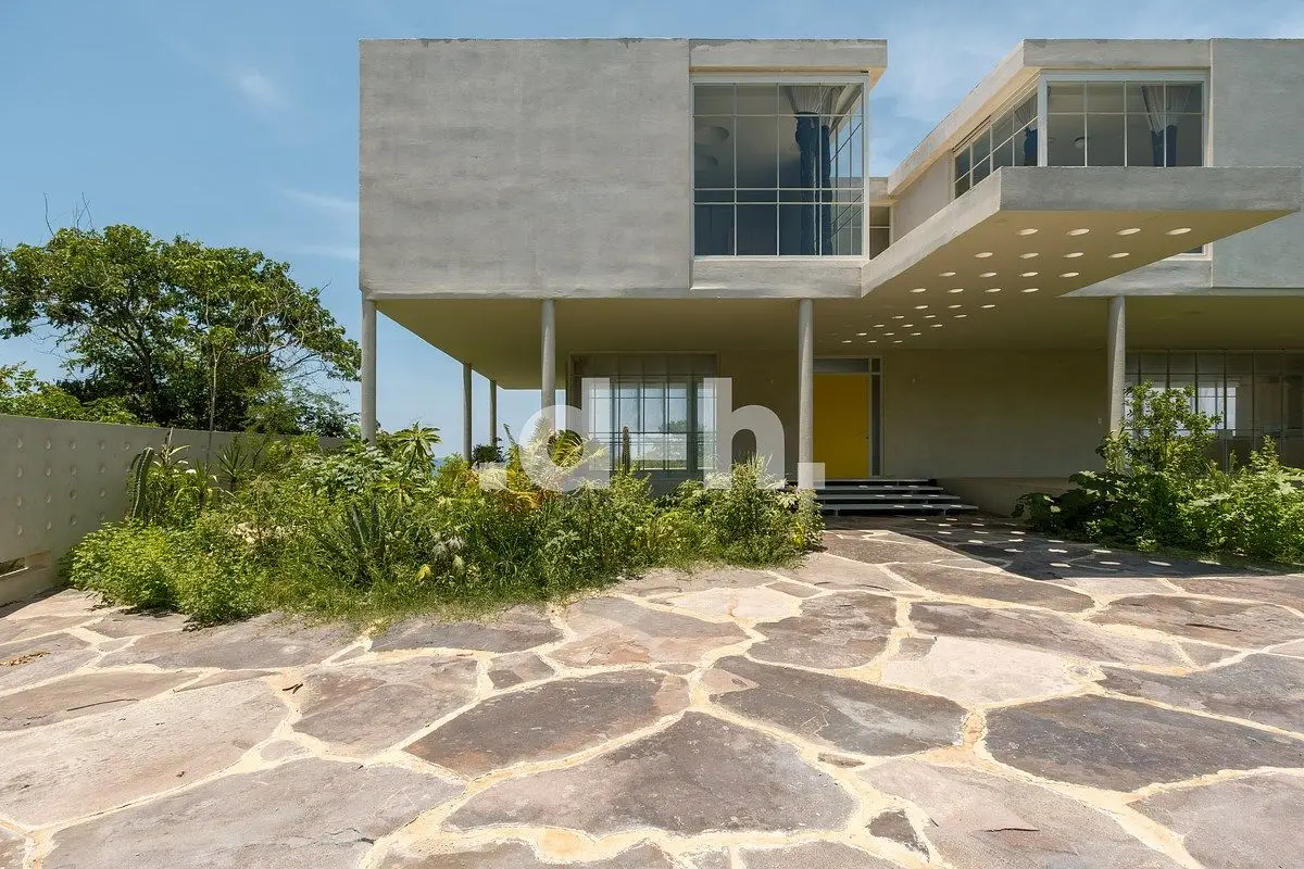 Casa con 5 Recamaras, Alberca, Jardin y Terrazas en San Agustinillo
