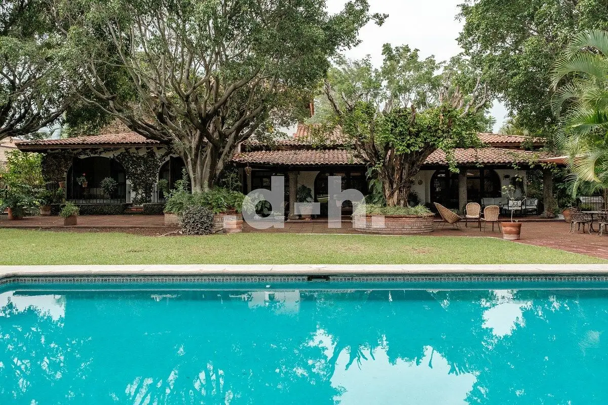 Casa con alberca y jardin en Lomas de Cocoyoc