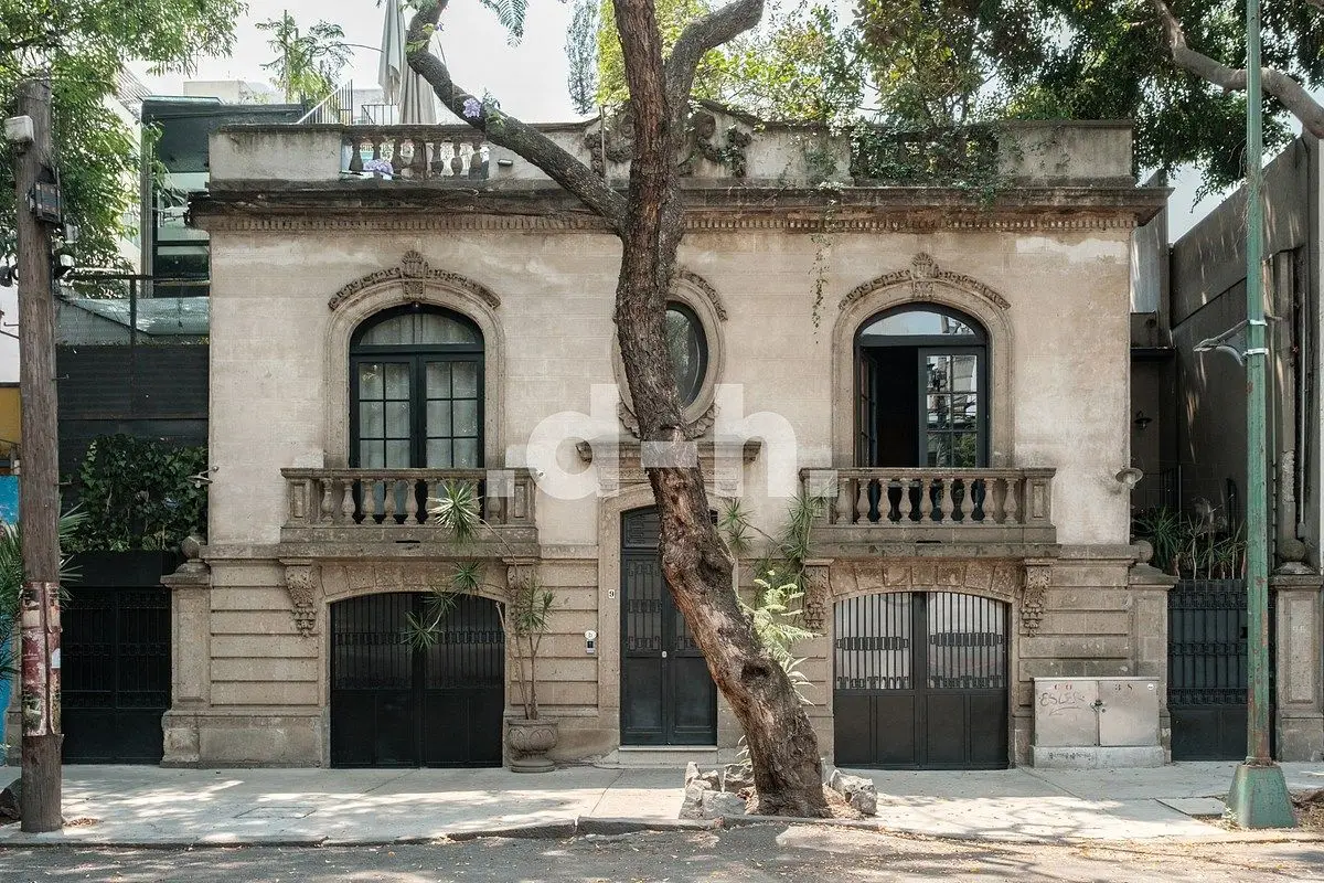 Venta Casa Histórica Remodelada con Jardín, Terrazas y Permiso de Hotel — foto 2