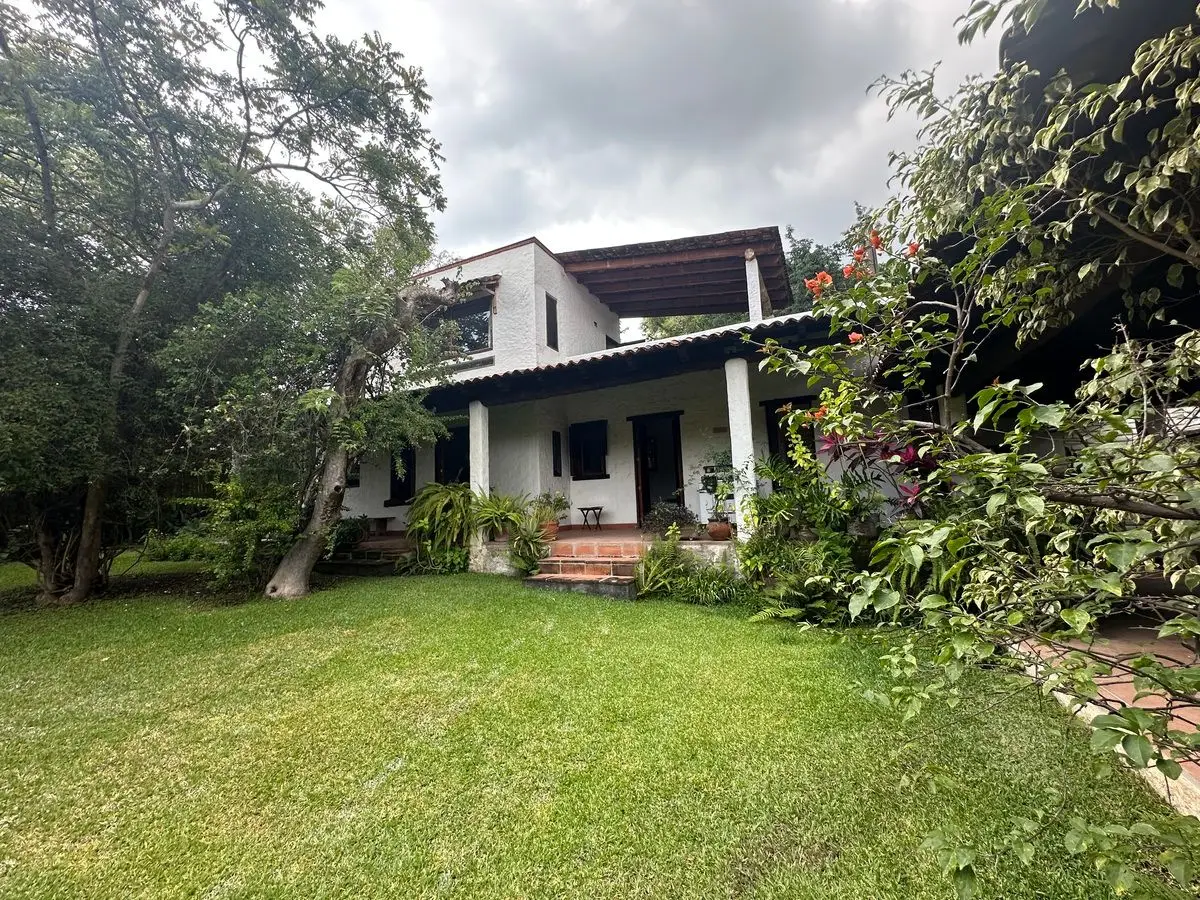 Casa con Amplio Jardín, Fracc. IMURI, Col. Lomas de Jiutepec, Morelos