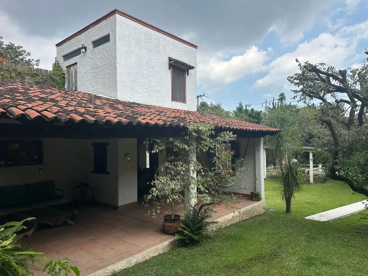 Casa con Amplio Jardín, Fracc. IMURI, Col. Lomas de Jiutepec, Morelos — foto 2