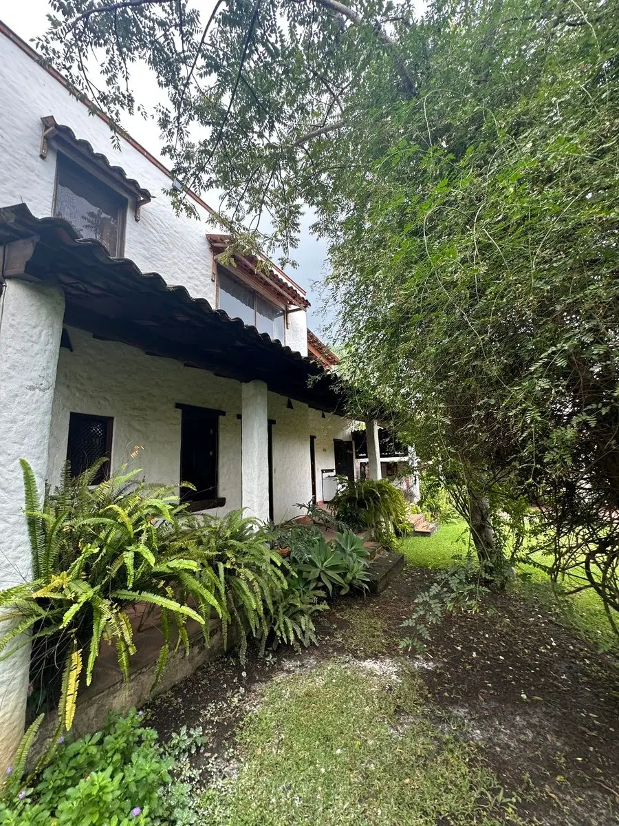 Casa con Amplio Jardín, Fracc. IMURI, Col. Lomas de Jiutepec, Morelos — foto 3
