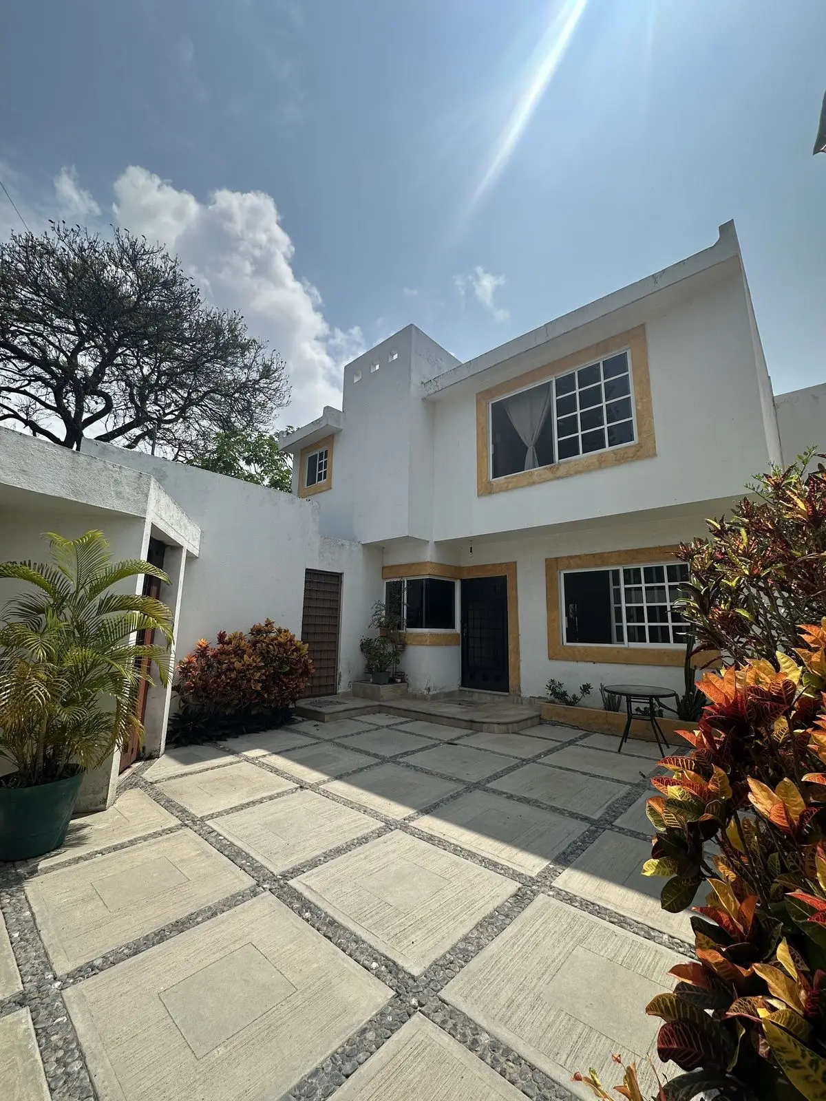 Casa con Vigilancia en Fracc. las Fincas, Jiutepec