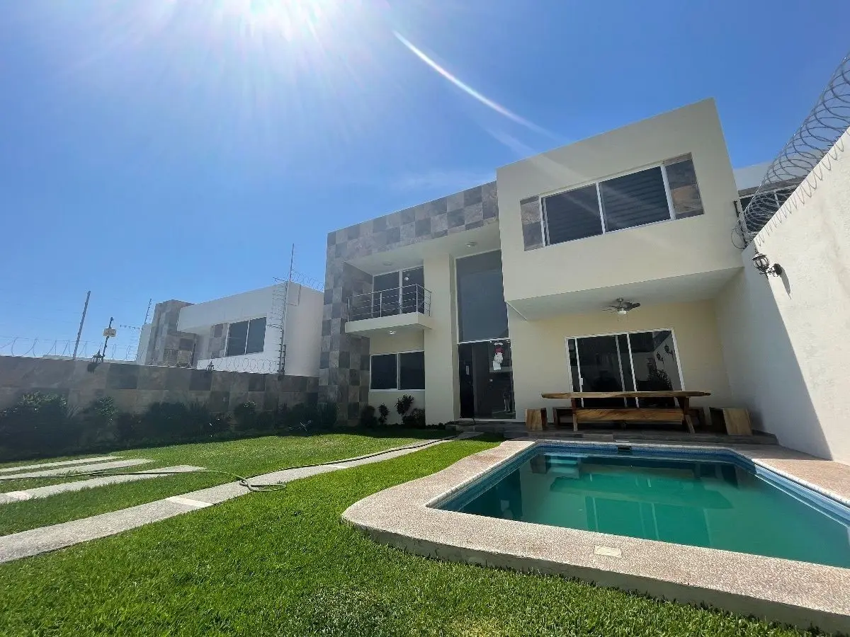Casa Moderna en Venta, Fracc. Burgos al Sur de Cuernavaca