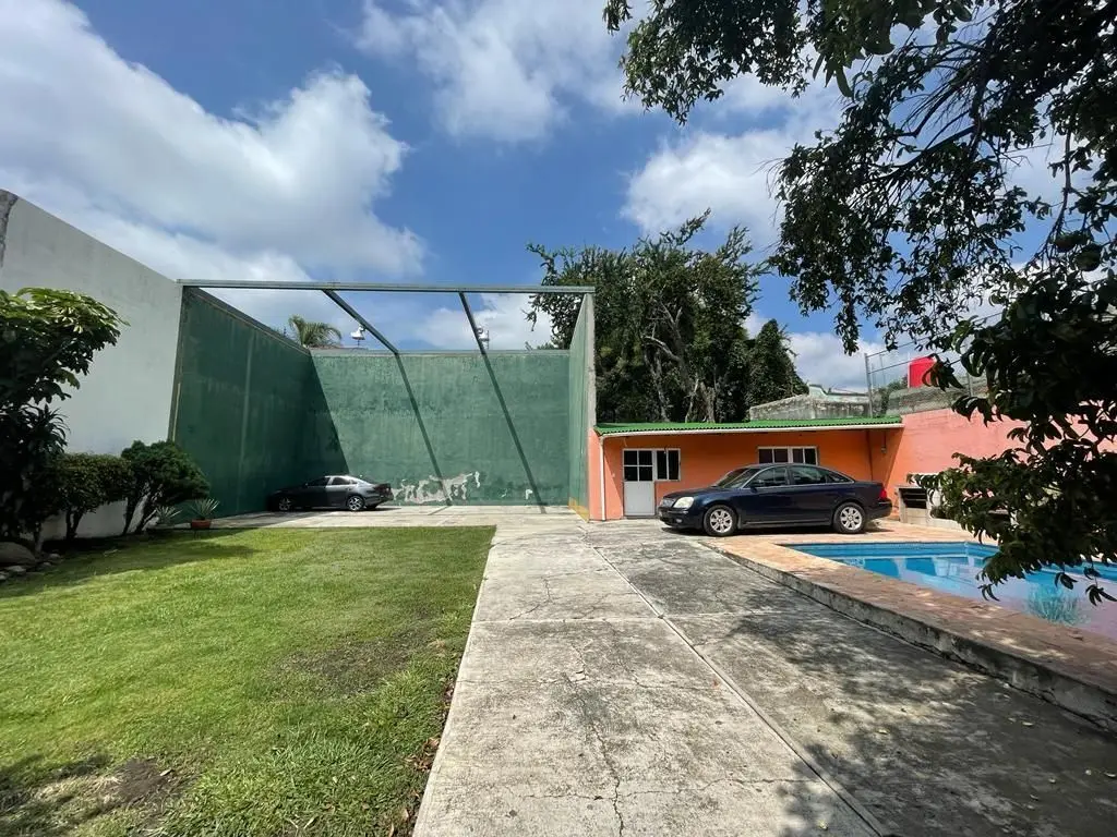 Casa en Venta con alberca, jardín y locales, Col. Carolina — foto 2