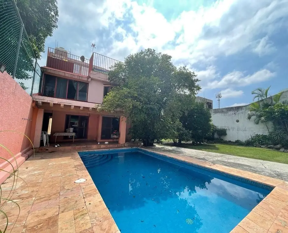 Casa en Venta con alberca, jardín y locales, Col. Carolina — foto 3