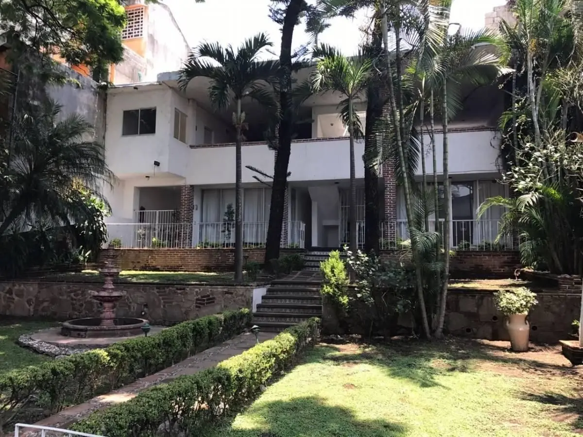 Casa Sola en Venta, Col. Lomas de Cortes