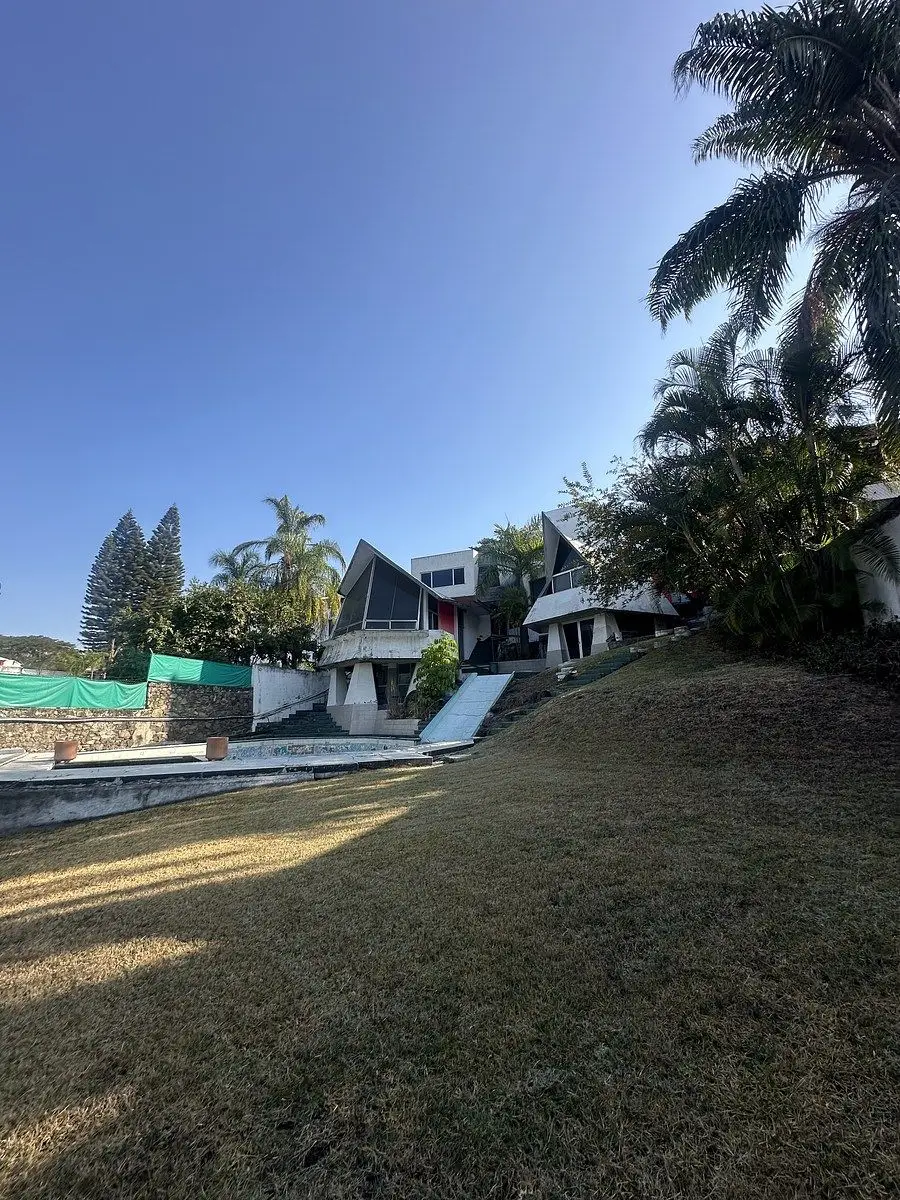 Casa Sola para Remodelar en Col. Lomas de Cuernavaca